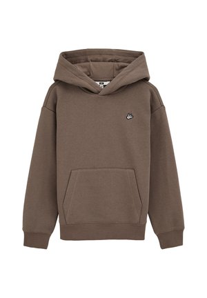 Barna kapucnis pulóver, elülső zsebbel, bordázott mandzsettákkal és aljjal, valamint egy kis fekete logóval a mellkason. Puha textúrájú anyag.