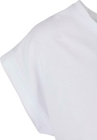 T-shirt bianco in cotone con una vestibilità rilassata, maniche corte e una consistenza morbida. Presenta un collo liscio e cuciture rinforzate.