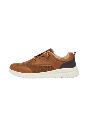 Brauner Freizeitsneaker mit Mesh- und Lederobermaterial, schwarzem Fersenpatch, beigem Innenfutter, Schnürung vorne und weißer Gummisohle auf weißem Hintergrund.