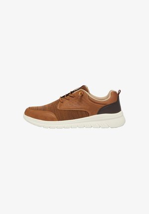 Sneaker casual marrone con tomaia in mesh e pelle, patch nero sul tallone, interno beige, chiusura frontale con lacci e suola in gomma bianca su sfondo bianco.