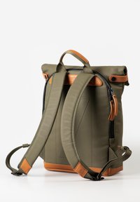 Zaino roll-top verde con dettagli in pelle tan, spallacci regolabili e imbottiti, e un compartimento con zip. Tessuto resistente con una texture liscia.