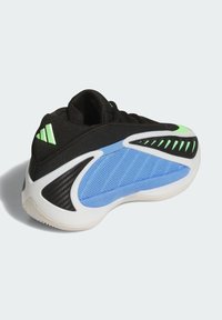 Czarny, niebieski i zielony sportowy but z teksturowaną siateczką, neonowymi akcentami, logo Adidasa i grubą białą podeszwą, widok z boku i z tyłu.