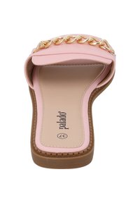 Rozige slide sandaal met een brede band met een gouden kettingaccent, zacht materiaal, een gevormde inlegzool en een lichtbruine rubberen zool.