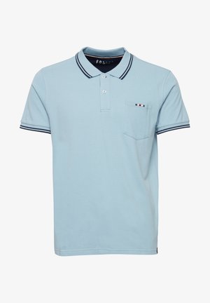 Gai zils polo krekls ar apkakli, tumšiem svītrainiem akcentiem, trim pogām un krūšu kabatu ar dekoratīvu sarkano, baltu un zilo dizainu.