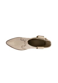 Botín beige hasta el tobillo con punta afilada, recortes decorativos y costuras sutiles. Cierre con cremallera en el lateral, textura de cuero suave.