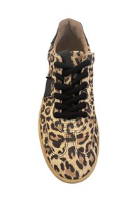 Leopardmuster-Sneaker mit einem strukturierten Obermaterial, schwarzen Schnürsenkeln und einer beigen Gummisohle. Verfügt über einen kontrastierenden schwarzen Akzent an der Seite.