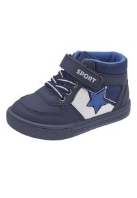 Baskets de sport bleu marine avec un panneau blanc et un accent en forme d'étoile bleue. Dotées d'une sangle Velcro, de lacets et d'une semelle en caoutchouc texturée.