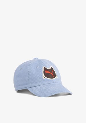 Lichtblauwe corduroy baseballpet met een zwarte kattenkop patch en een oranje puma logo aan de voorkant.