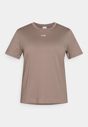 Ruskea, lyhythihainen t-paita, joka on valmistettu sileästä kankaasta. Siinä on pyöreä pääntie ja pieni valkoinen logo rinnassa. Yksivärinen malli ilman kuvioita.