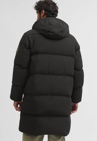 Černá péřová bunda s kapucí, která má prošívaný design a lehkou konstrukci. Obsahuje nášivku s logem na rukávu.