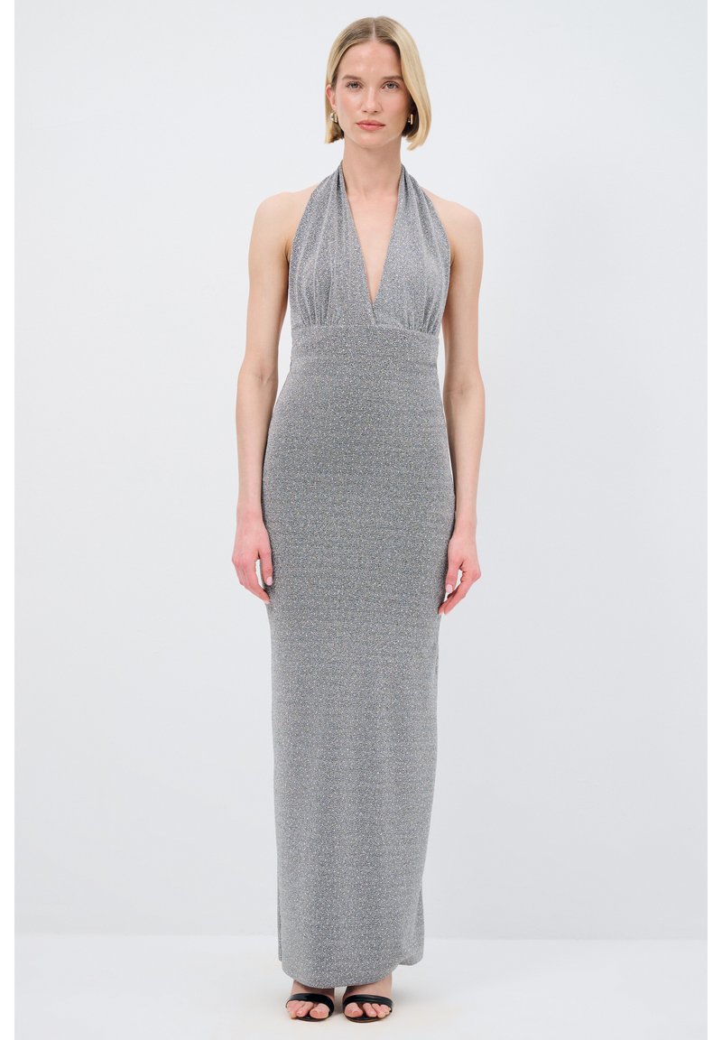Langes Halterneck-Kleid aus metallic-grauer Stoff mit figurbetontem Schnitt und strukturiertem Finish, mit einem tiefen V-Ausschnitt und bodenlangem Saum.