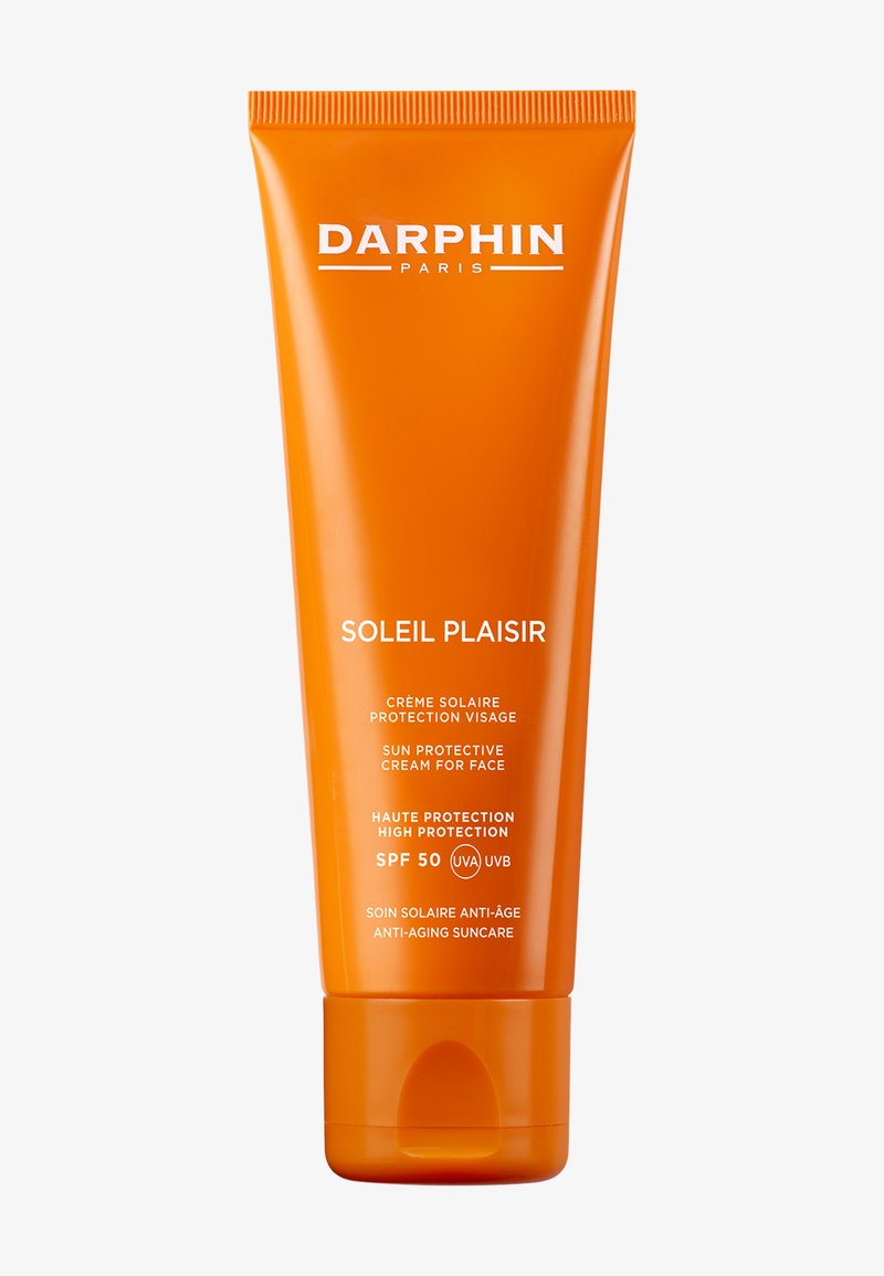 DARPHIN Soleil Plaisir solbeskyttende krem i en lys oransje tube, med hvit tekst for SPF 50 og anti-aldring fordeler.