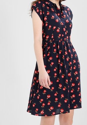Robe florale marine à manches courtes, devant à boutons et jupe évasée. Présente des motifs de roses rouges et un tissu doux et léger.