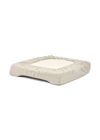 Rektangulær hundeseng med en myk, kremfarget senter og stripete beige stoff rundt. Kantene er samlet for en tett passform. Teksturlignende overflate.