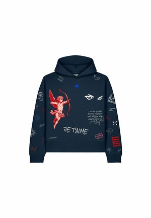 Marineblauwe hoodie met een rode cupido die een pijl schiet, witte ogen, de tekst "Je T'aime", kleine iconen en woorden zoals "Amor" en "Amour" verspreid op de stof.