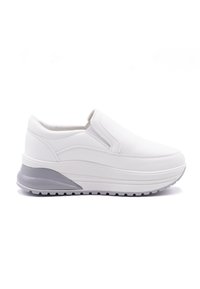 Scarpe bianche senza lacci con una parte superiore in sintetico liscio, una suola spessa con un accento grigio e un fondo in gomma testurizzata per una migliore aderenza.