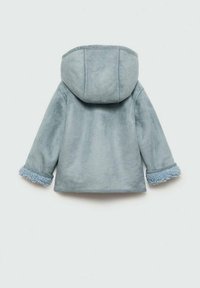 Světlomodrá fleecová bunda s kapucí. Vyznačuje se měkkou texturou, načechranými manžetami a jednoduchým designem. Pohled zezadu neukazuje žádná viditelná zapínání.