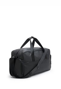 Borsa da viaggio nera con una finitura liscia e opaca. Presenta manici doppi e una tracolla staccabile, con una tasca laterale con zip.