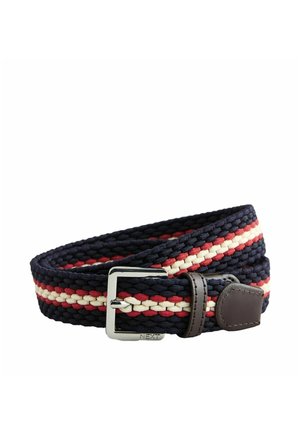 Marineblauer gewebter Gürtel mit roten und weißen Streifen, silberner rechteckiger Schnalle und braunen Lederakzenten auf weißem Hintergrund.