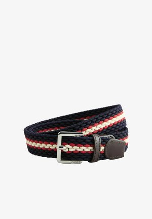 Marineblauer gewebter Gürtel mit roten und weißen Streifen, silberner rechteckiger Schnalle und braunen Lederakzenten auf weißem Hintergrund.