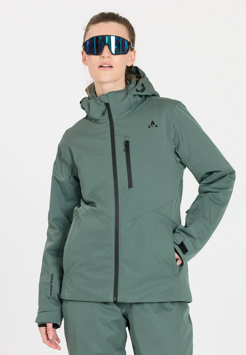 Grüne isolierte Jacke mit Kapuze, ausgestattet mit einer mit Reißverschluss versehenen Brusttasche und schwarzen Akzenten. Hergestellt aus strukturiertem Stoff, geeignet für den Outdoor-Einsatz.