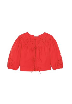Blouse rouge à manches bouffantes trois-quarts, détails en dentelle florale sur l'encolure et les manches, et fermetures à nouer à l'avant.
