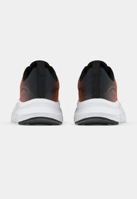 Αθλητικά παπούτσια με διαβαθμισμένο σχέδιο, που μεταβαίνει από το πορτοκαλί στο μαύρο, με λευκή ενδιάμεση σόλα και υφασμένους τόνους στη φτέρνα.