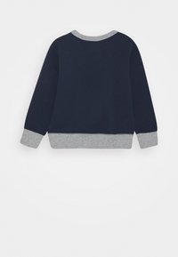 Donkerblauwe sweatshirt met grijze ronde hals, manchetten en tailleband, plat gepresenteerd met de achterkant naar voren op een witte achtergrond.