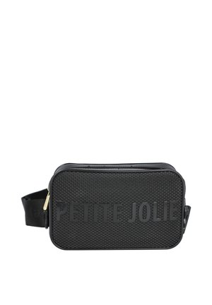 Pequeño bolso bandolera negro rectangular con parte frontal texturizada y "PETITE JOLIE" en relieve en letras grandes.