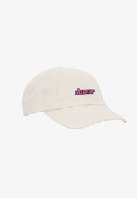Vaarikrawnista beige-kuttcap, jossa on kaareva lieripä, etuosassa pinkki kirjailtu "Jacker" -logo. Yksivärinen ja rento malli.