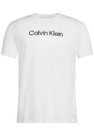 Biele krátke rukávy s guľatým výstrihom tričko s čiernym textom "Calvin Klein" vycentrovaným na hrudi.
