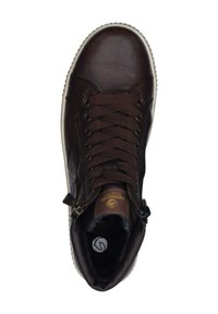 Sneaker alta in pelle marrone con punta rotonda, tomaia testurizzata, allacciatura frontale, zip laterale e suola in gomma bianca. Logo sulla soletta.