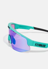 Teal sportssolglasögon med lila spegelobjektiv och svart "BLIZ"-logga på armen, designade för utomhusaktiviteter.