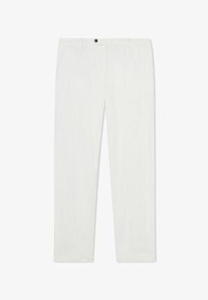 Witte rechte broek met zakken aan de voorkant, riemlussen en een bruine knoopsluiting in de taille.