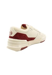 Baltie tenisa apavi ar bordo zamša akcentiem, teksturētu gumijas zoli, apaļu purngalu un acs caurumiem. Iezīmēts ar logotipu uz papēža un mīkstu apkakli.