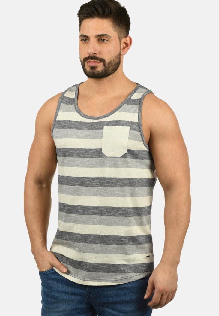 Stripet grå og kremfarget tanktopp med rund hals, med lommer foran og rett søm. Laget av lett materiale.