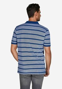 Heren polo shirt met korte mouwen in grijs met blauwe strepen, voorzien van een kraag en zijsplitten voor extra comfort. Zacht, gestructureerd materiaal.