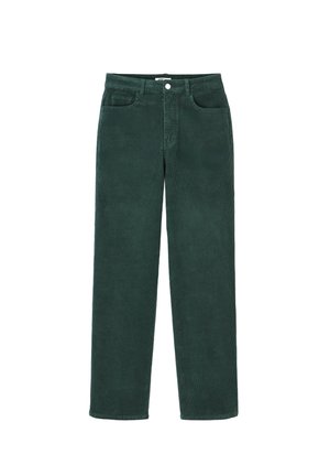 Pantalon en velours côtelé vert avec une coupe droite, doté de poches avant et d'une fermeture à bouton. Texture lisse avec des détails en côtes.