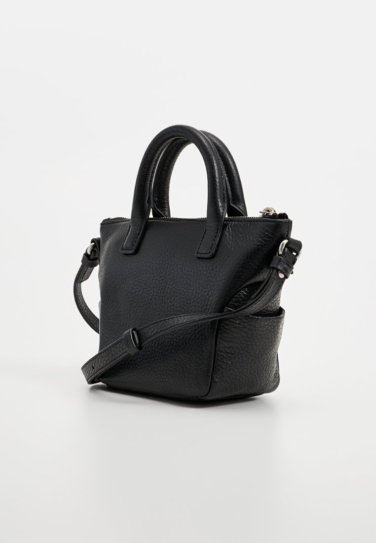Czarna skórzana torebka o teksturowym wykończeniu, z krótkimi uchwytami i odpinanym paskiem na ramię. Posiada zamek błyskawiczny i kompaktowy rozmiar.