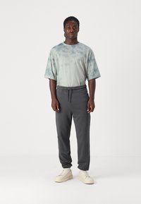 Jack & Jones JPSTKARL JJCHARGE FADED PANTS - Pantaloni sportivi - castlerock