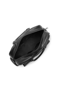 Borsa in pelle nera con una texture liscia, doppie cerniere e un interno spazioso caratterizzato da una fodera nera semplice. Manici sulla parte superiore.