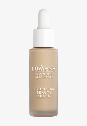 Flaske med Lumene Invisible Illumination Instant Glow Beauty Serum med pipette, beige væske indeni, på hvid baggrund.