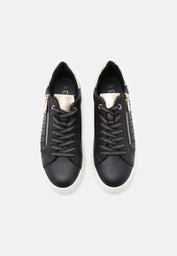 Μαύρα αθλητικά παπούτσια με υφή, διαθέτοντας χρυσές λεπτομέρειες, κορδόνια και φερμουάρ στο πλάι. Λευκή καουτσούκ σόλα.