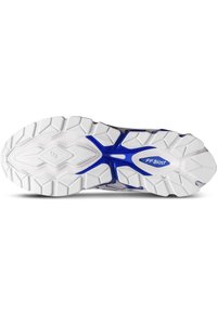 Suola di scarpe da atletica in gomma bianca con dettagli blu. Presenta un design del battistrada testurizzato e multidirezionale per grip e flessibilità.