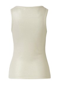 Mouwloze beige geribde tanktop met een ronde hals, van achteren weergegeven op een effen witte achtergrond.