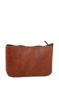 Hnědá kožená taštička s texturovaným povrchem. Zip na vrchu, mírně zakřivené okraje a kontrastní šití podél švu. Kompaktní design.