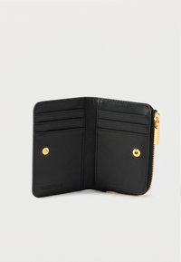 Musta nahkainen lompakko vetoketjulla, useilla korttipaikoilla ja kultaisella painonapilla. Siinä on sileä pinta ja vähäinen brändäys.