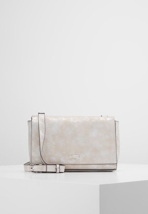 Bolso bandolera pequeño rectangular metálico beige con correa ajustable, cierre de solapa frontal y textura sutil, expuesto sobre un pedestal blanco.