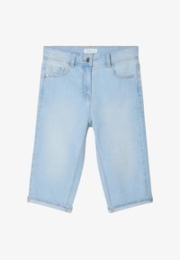 Pantalones cortos de mezclilla azul claro con corte recto, puños enrollados, bolsillos frontales y cierre decorativo de botón. Textura suave con áreas desvaídas.