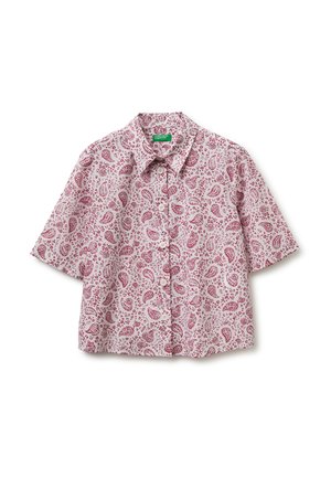 Kurzärmeliges Hemd zum Knöpfen mit einem pinkfarbenen Paisley-Muster auf hellem Hintergrund, mit spitzem Kragen und vorderen Knöpfen.